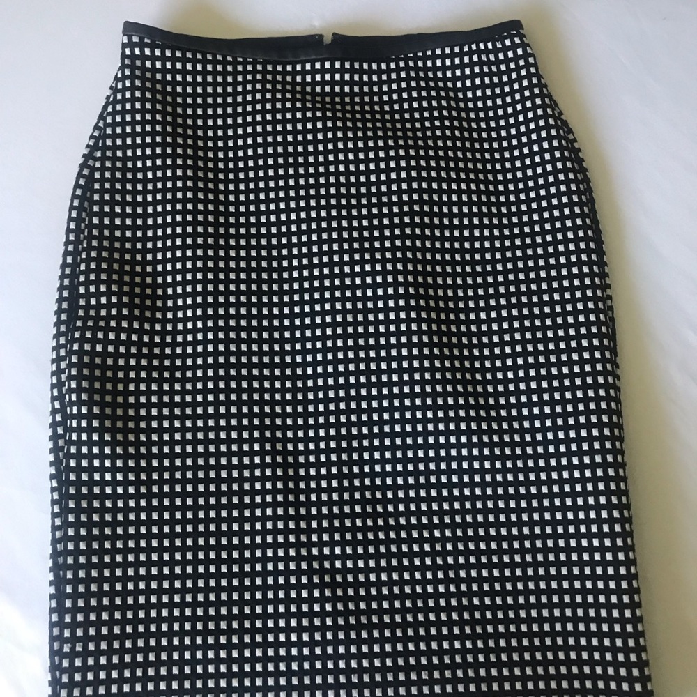 Black and white stretchy Express skirt